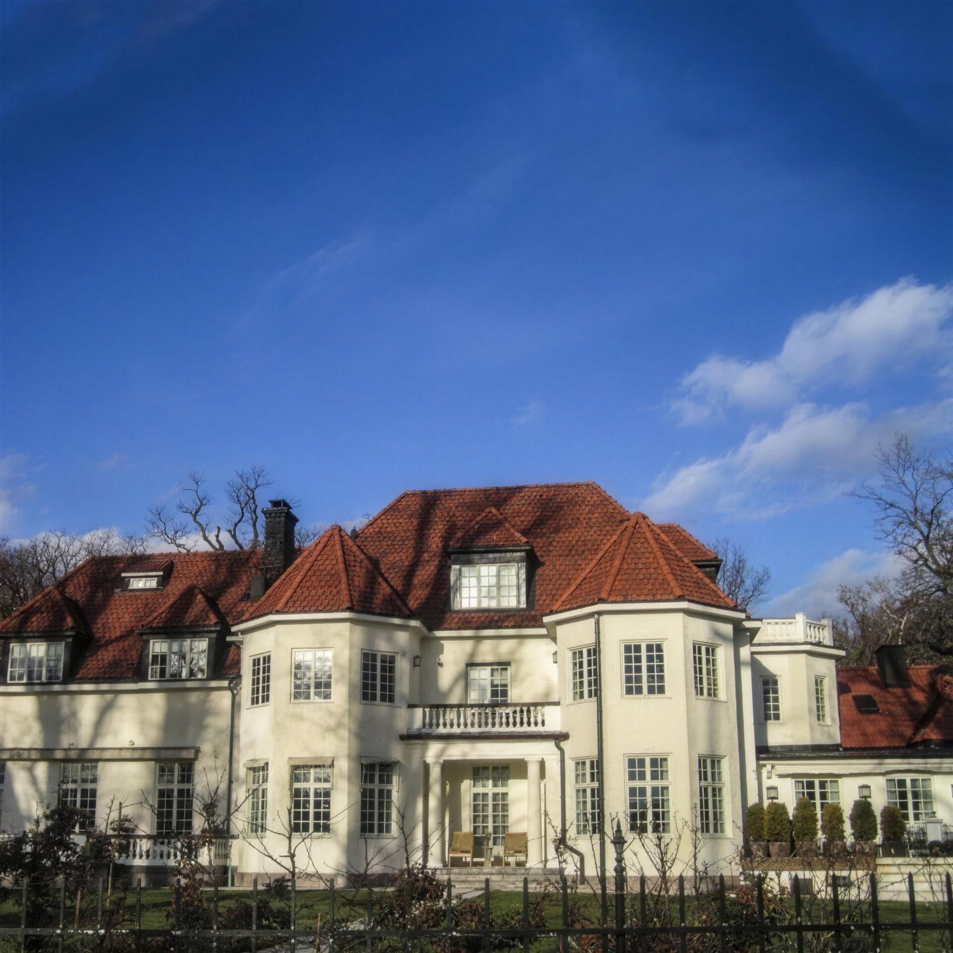 Ljusgul villa med nymålad fasad