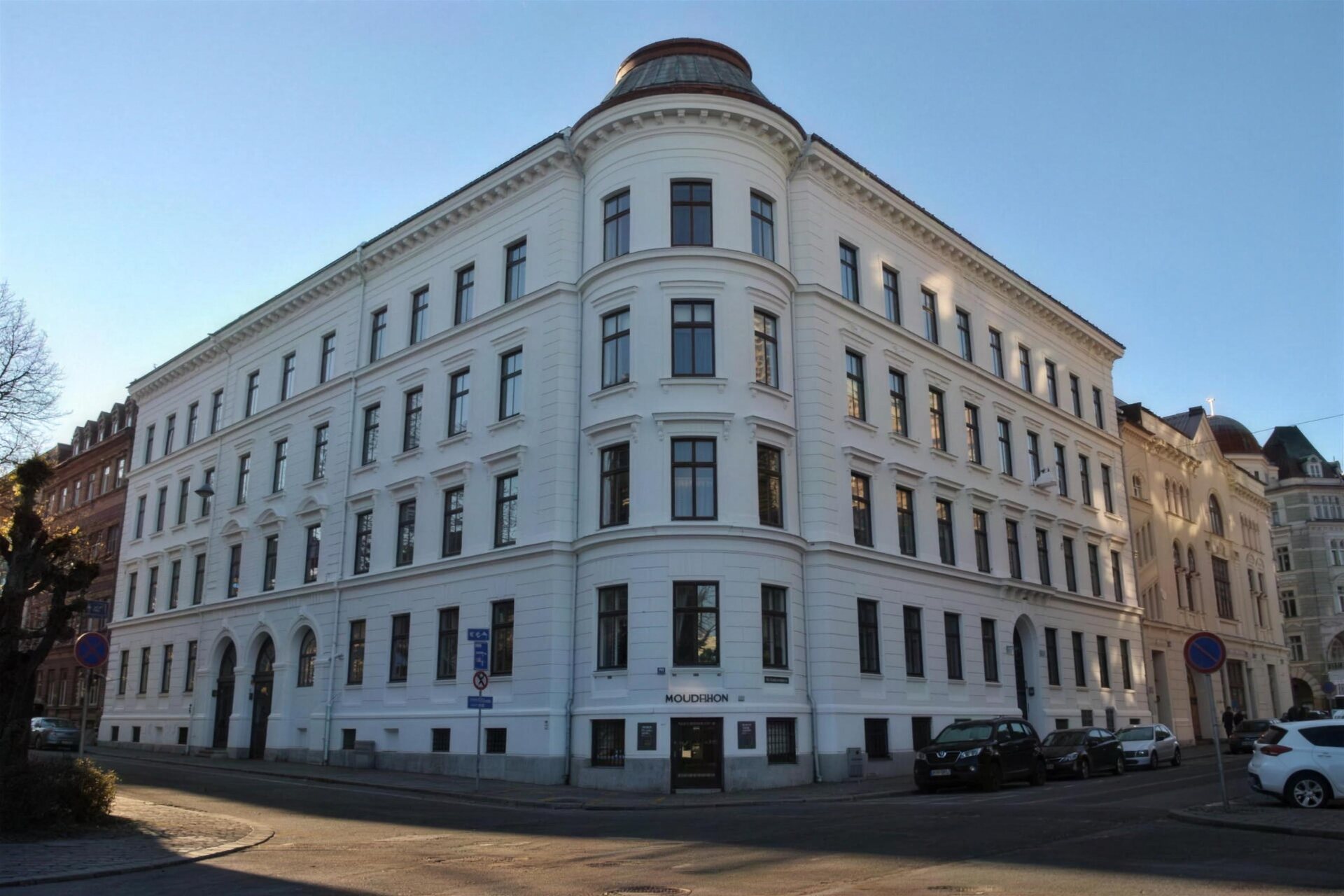 Vitt hörnhus med putsad fasad