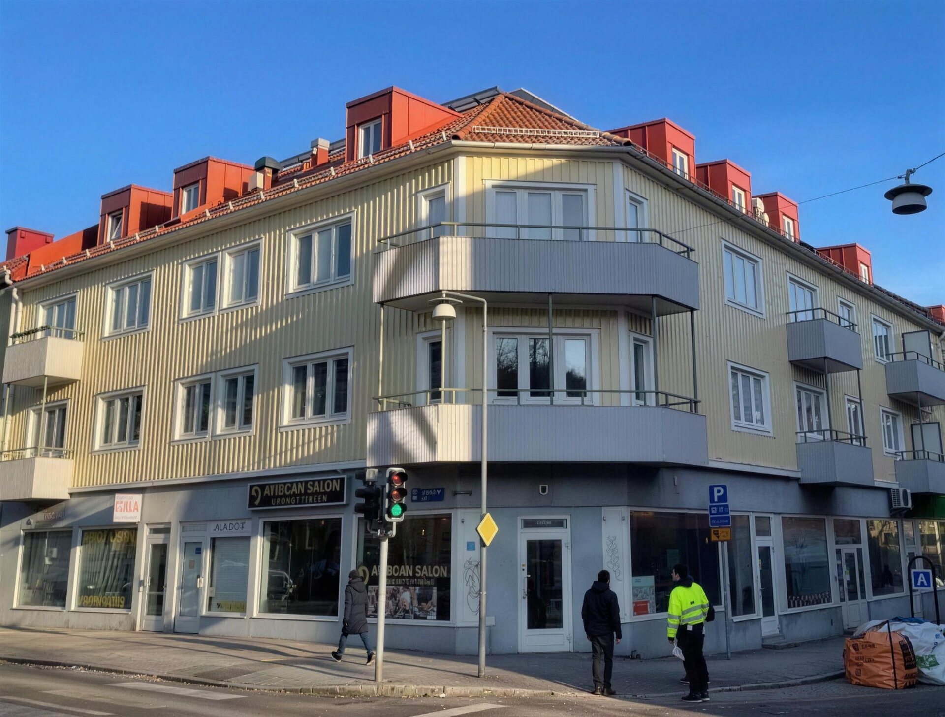 Gult hörnhus med balkonger i stadsmiljö