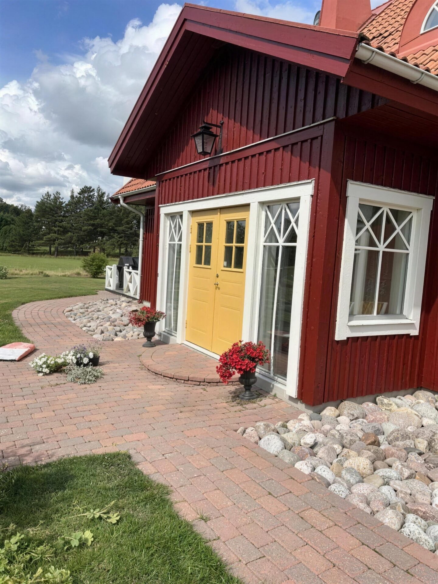 Rött trähus med gul ytterdörr