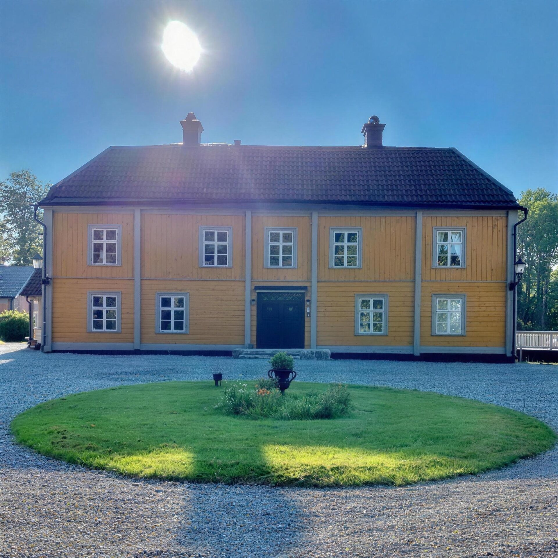 Gul herrgård med vita fönster