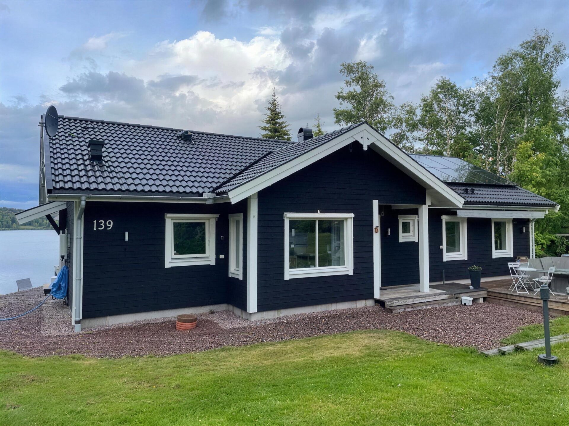 Mörkblått hus med vita fönster