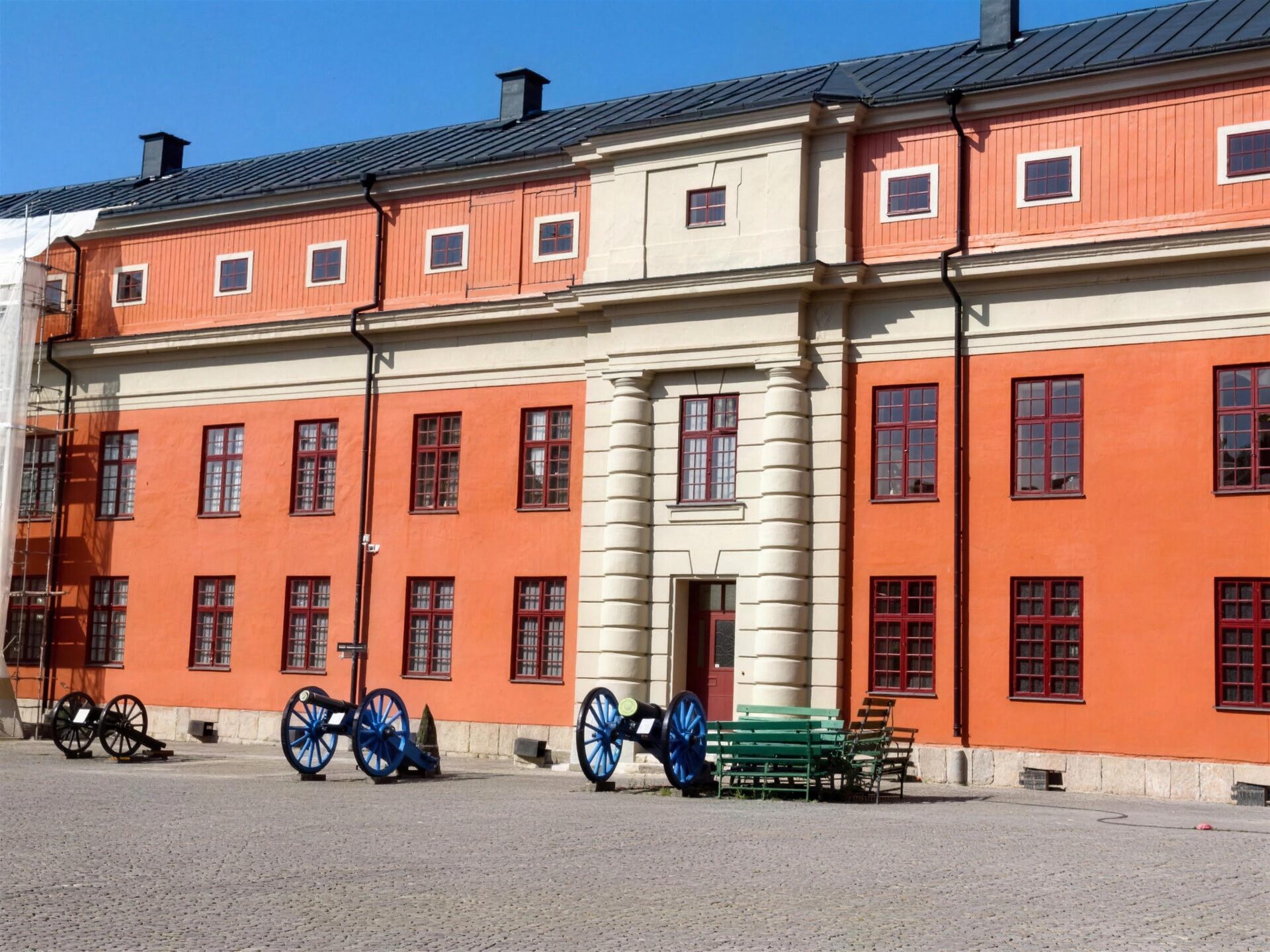 Stenfasad från sekelskiftet med höga spröjsade fönster