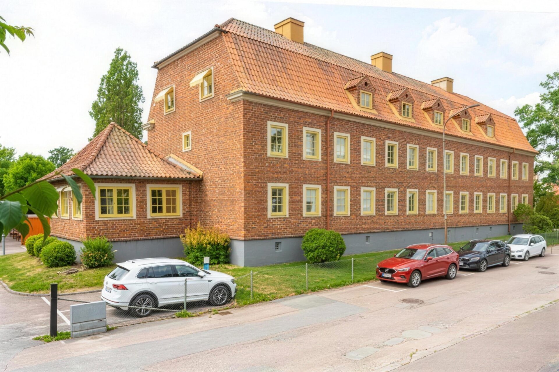 Tegelbyggnad med gula fönsterbågar
