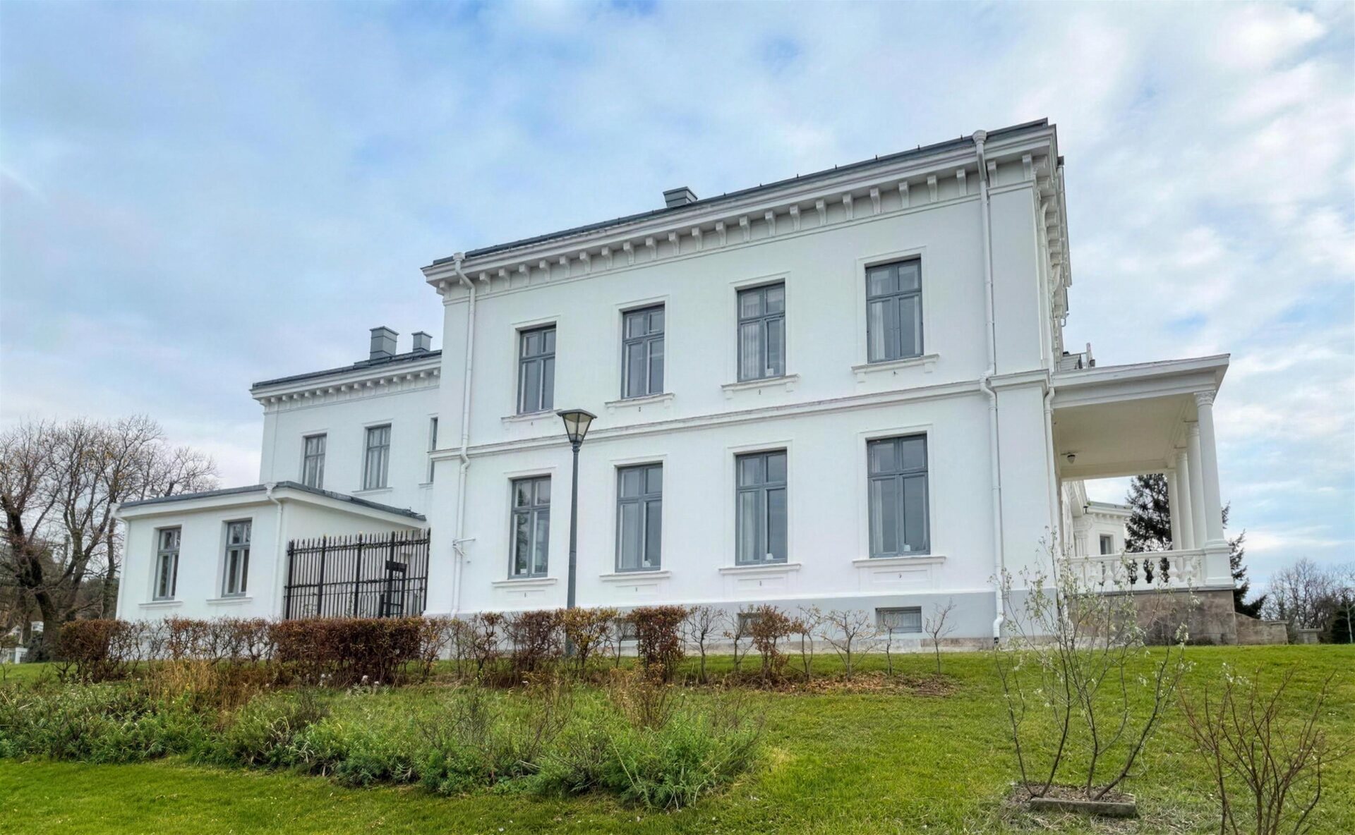 Vit herrgård med nymålade fönster
