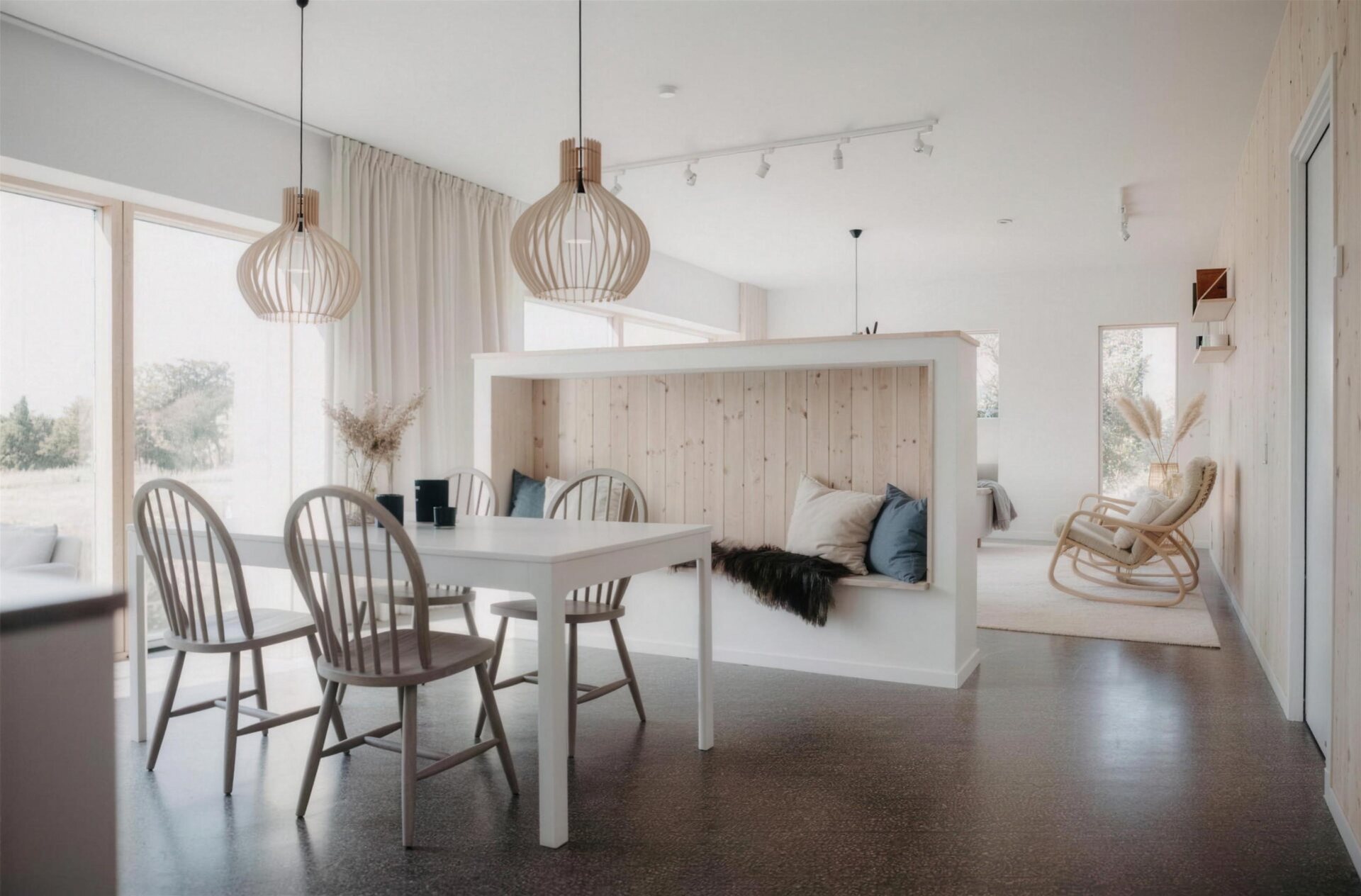 Hall med vita paneler och blyinfattat fönster